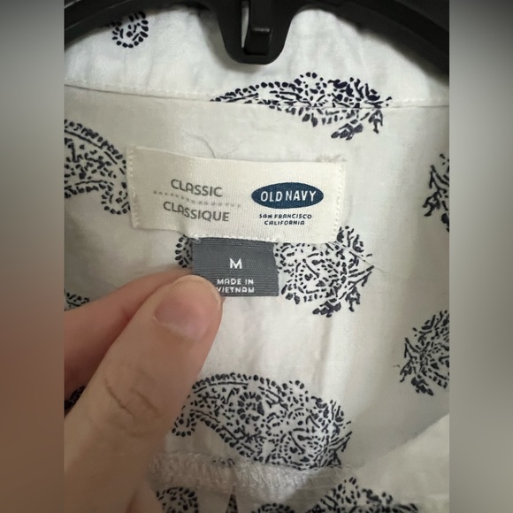 Old Navy Women’s White Paisley Button Down in a Medium - Picture 6 of 8